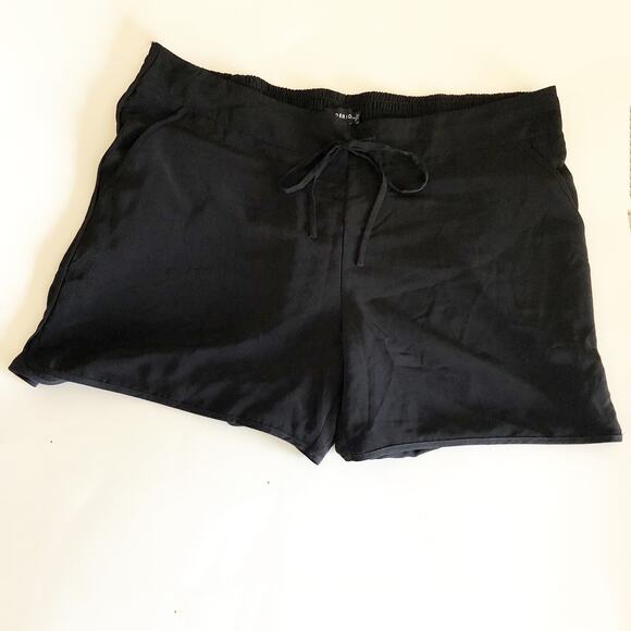 Torrid Shorts 18 | 20 Black 2 Drawstring Front Pockets Flowy - Picture 1 of 9